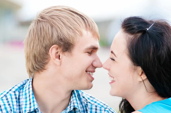 Retrato de una hermosa joven feliz pareja sonriente — Foto de Stock