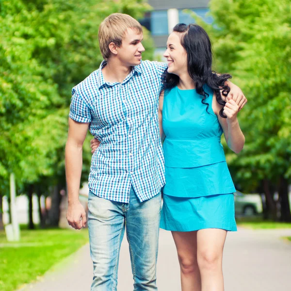 Retrato de una hermosa joven pareja feliz —  Fotos de Stock