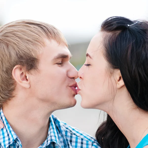 Portret van een mooie jonge gelukkige lachende paar — Stockfoto