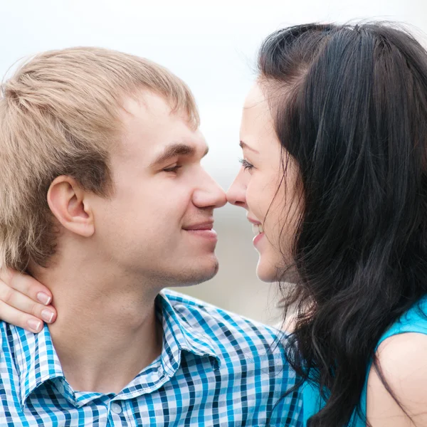 Retrato de una hermosa joven feliz pareja sonriente — Foto de Stock