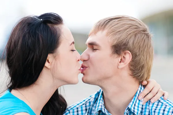 Retrato de una hermosa joven feliz pareja sonriente — Foto de Stock