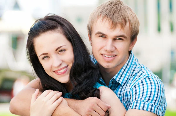 genç bir çift doğada uğraşırken