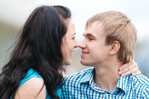 Porträt eines schönen jungen glücklich lächelnden Paares — Stockfoto