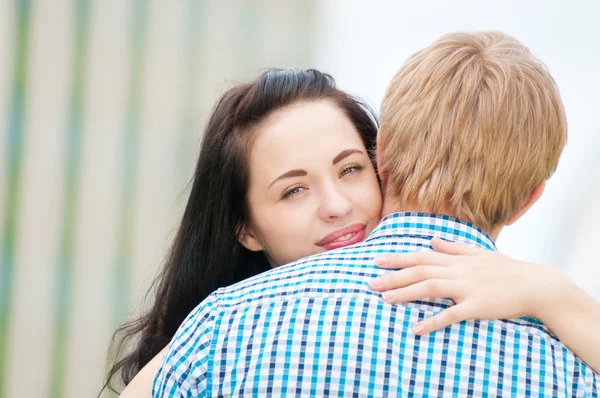 güzel, genç, mutlu bir çift portresi