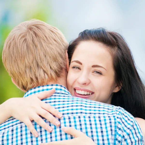 Retrato de um belo jovem casal feliz — Fotografia de Stock