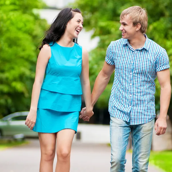 Porträtt av en vacker ung lyckliga paret — Stockfoto