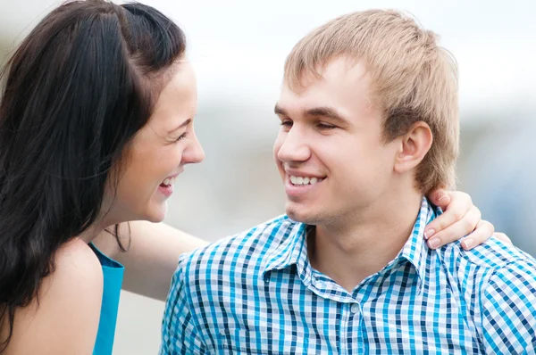 Retrato de una hermosa joven feliz pareja sonriente — Foto de Stock