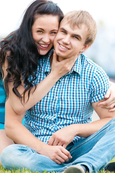 Retrato de una hermosa joven feliz pareja sonriente —  Fotos de Stock