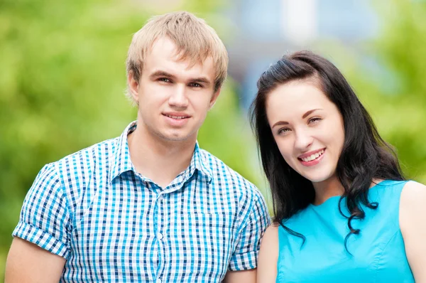 美丽的年轻快乐夫妇的肖像 — 图库照片