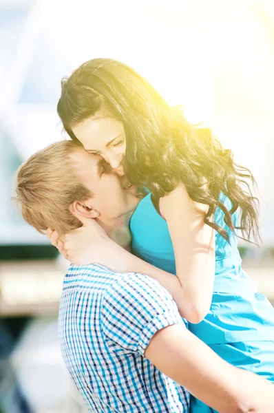 Pareja joven jugando en la naturaleza — Foto de Stock