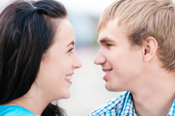 아름 다운 젊은 행복 한 미소 커플의 초상화 — 스톡 사진