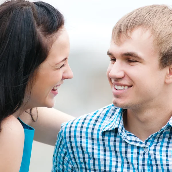Портрет красивої молодої щасливої усміхненої пари — стокове фото