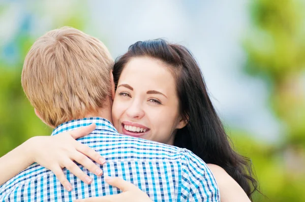 güzel, genç, mutlu bir çift portresi