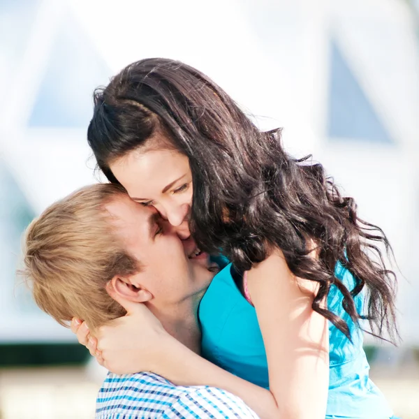 Pareja joven jugando en la naturaleza — Foto de Stock