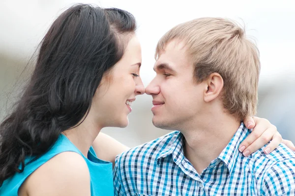 Porträt eines schönen jungen glücklich lächelnden Paares — Stockfoto