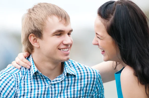 güzel bir genç mutlu çift gülümseyen portresi