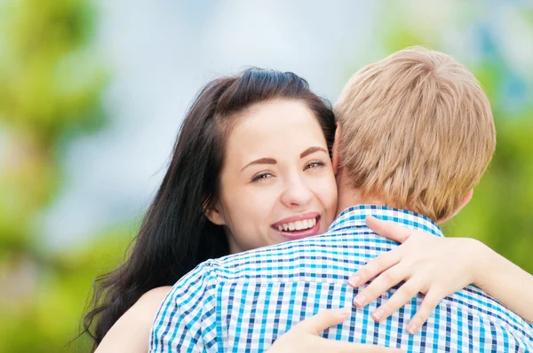 güzel, genç, mutlu bir çift portresi