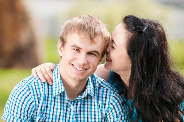 Retrato de una hermosa joven feliz pareja sonriente — Foto de Stock