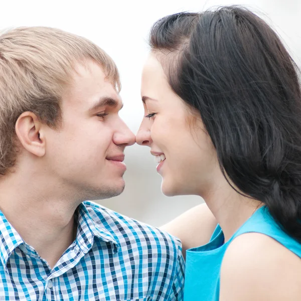 Porträt eines schönen jungen glücklich lächelnden Paares — Stockfoto
