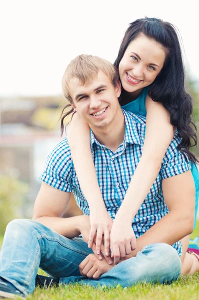 Retrato de una hermosa joven feliz pareja sonriente — Foto de Stock