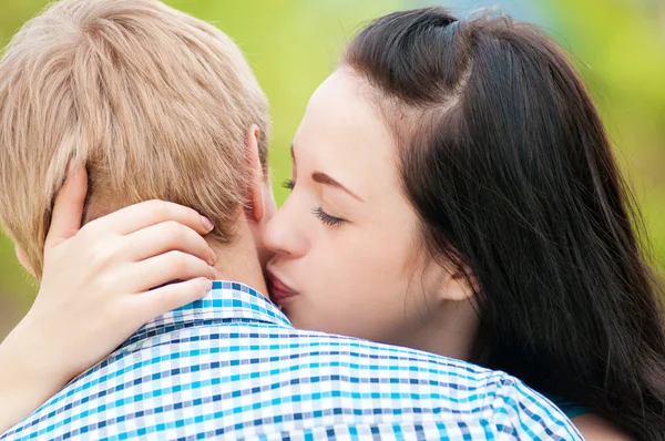 güzel, genç, mutlu bir çift portresi