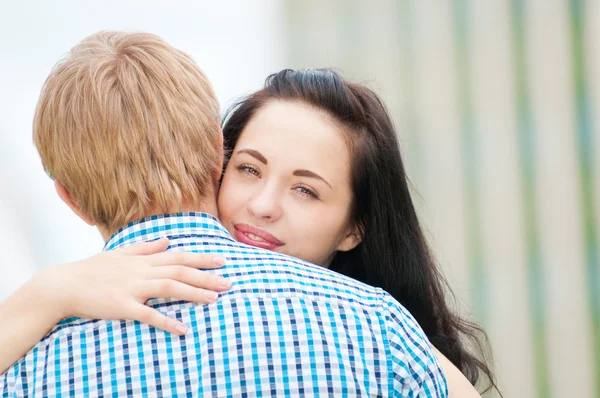 güzel, genç, mutlu bir çift portresi