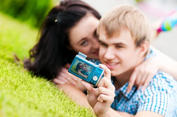 Gelukkige tiener paar nemen foto — Stockfoto