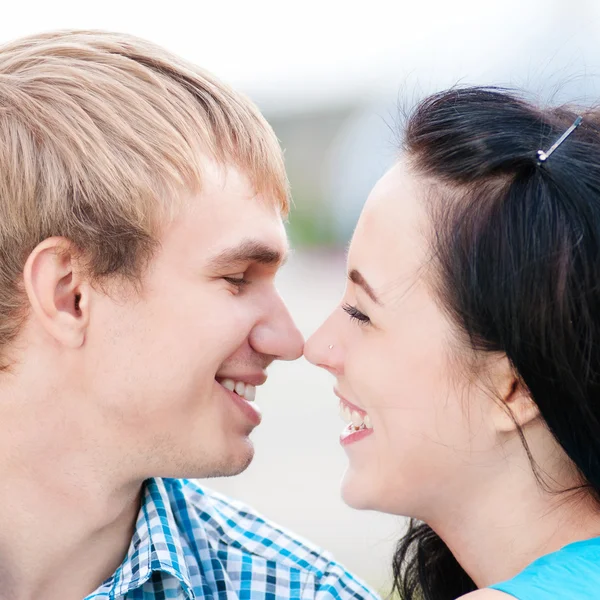 Retrato de una hermosa joven feliz pareja sonriente — Foto de Stock