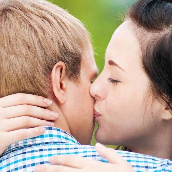 güzel, genç, mutlu bir çift portresi