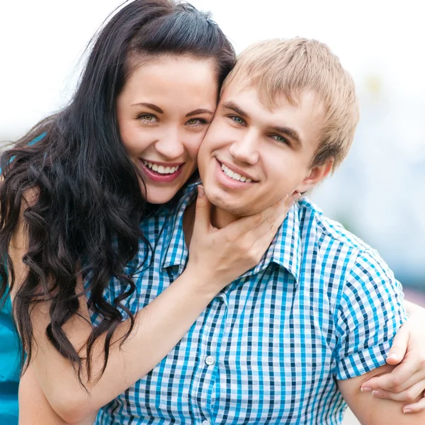 Portret van een mooie jonge gelukkige lachende paar — Stockfoto