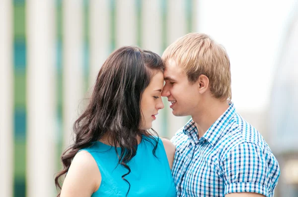 Retrato de una hermosa joven pareja feliz —  Fotos de Stock