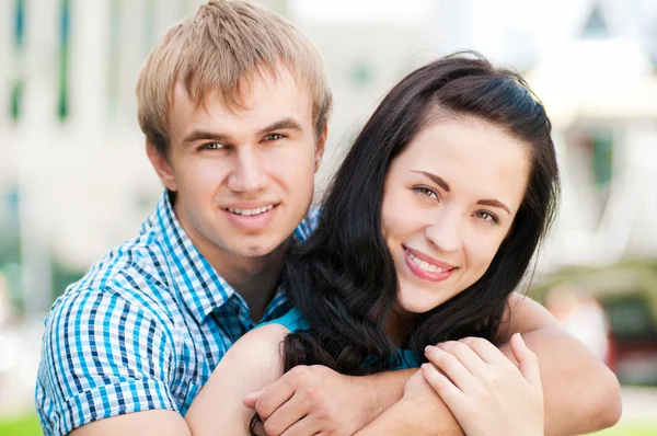 Pareja joven jugando en la naturaleza — Foto de Stock