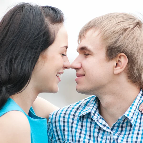 güzel bir genç mutlu çift gülümseyen portresi