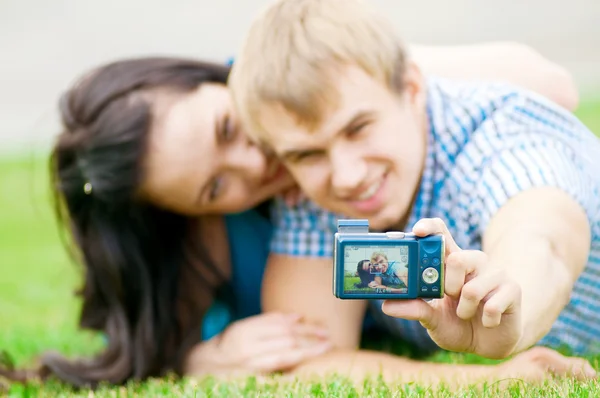 Feliz pareja de adolescentes tomando fotos —  Fotos de Stock