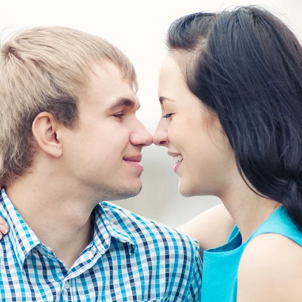 Porträt eines schönen jungen glücklich lächelnden Paares — Stockfoto