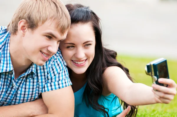 Feliz casal adolescente tirando foto — Fotografia de Stock