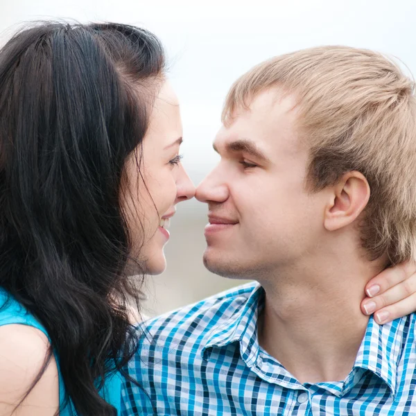 Retrato de una hermosa joven feliz pareja sonriente — Foto de Stock