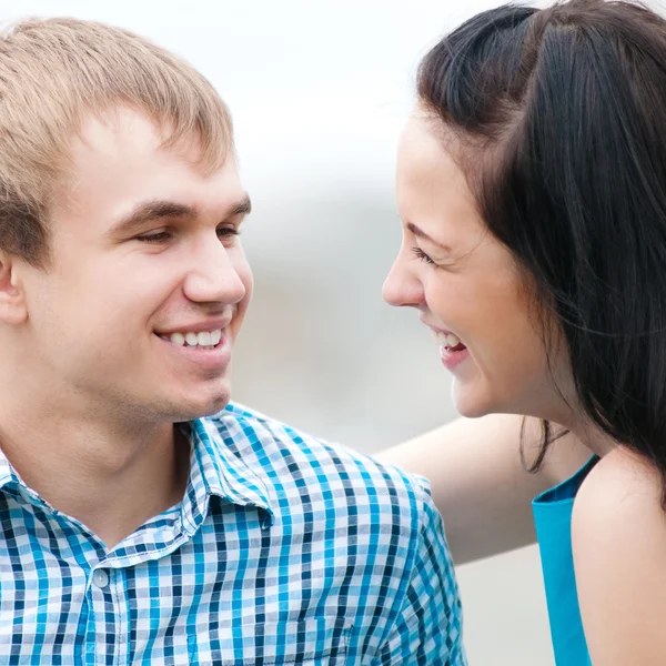 Retrato de una hermosa joven feliz pareja sonriente — Foto de Stock