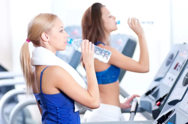 Femmes boire de l'eau après le sport — Photo