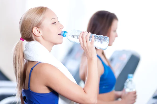 Mujeres bebiendo agua después de los deportes — Foto de Stock