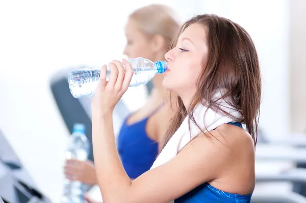 Kadınların içme suyu sonra spor — Stok fotoğraf