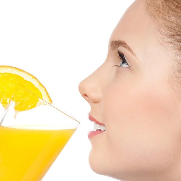 Jeune femme avec verre de jus d'orange isolé — Photo