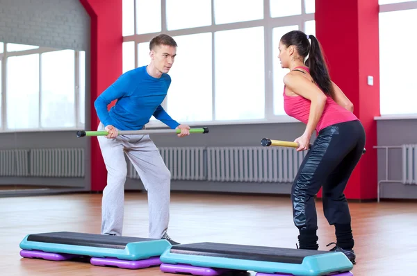Mann und Frau im Fitnessstudio beim Stretching — Stockfoto