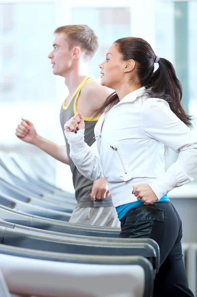 Donna e uomo in palestra che esercitano — Foto Stock