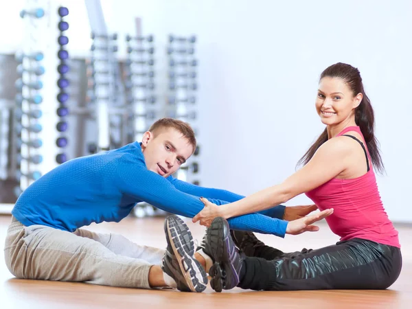 Bărbat și femeie la sala de gimnastică făcând stretching — Fotografie, imagine de stoc