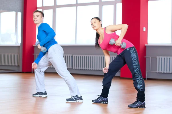 Uomo e donna in palestra facendo stretching — Foto Stock