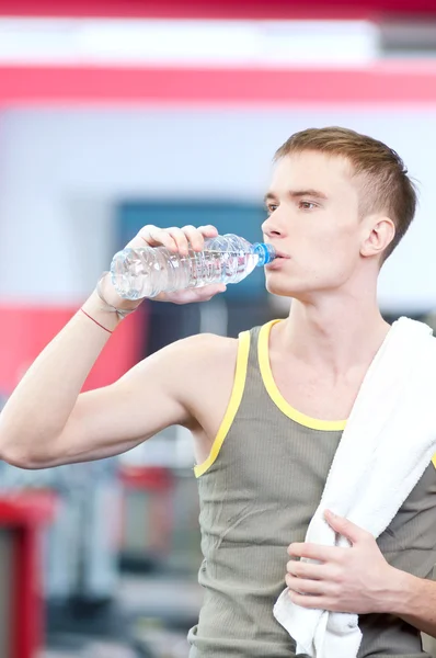 Muž pitné vody po sportu — Stock fotografie