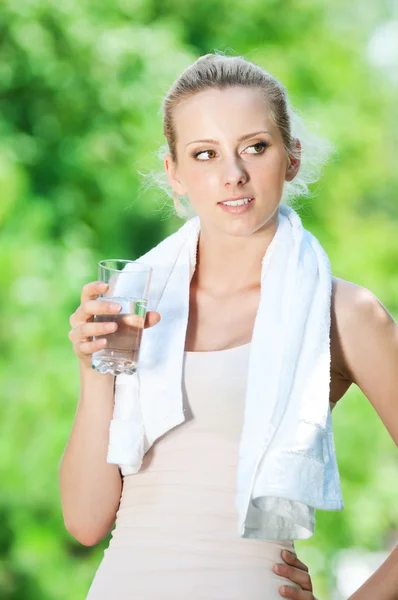 Woman drinking water after exercise — Stock Photo, Image