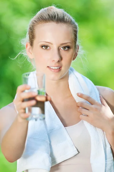 Woman drinking water after exercise — Stock Photo, Image