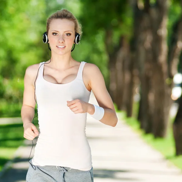 Mujer joven corriendo en el parque verde —  Fotos de Stock